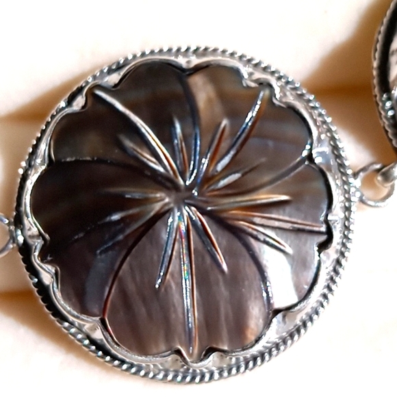 BALI LEGACY PEACOCK MOTHER OF PEARL FLOWER BRACELET - Picture 4 of 9